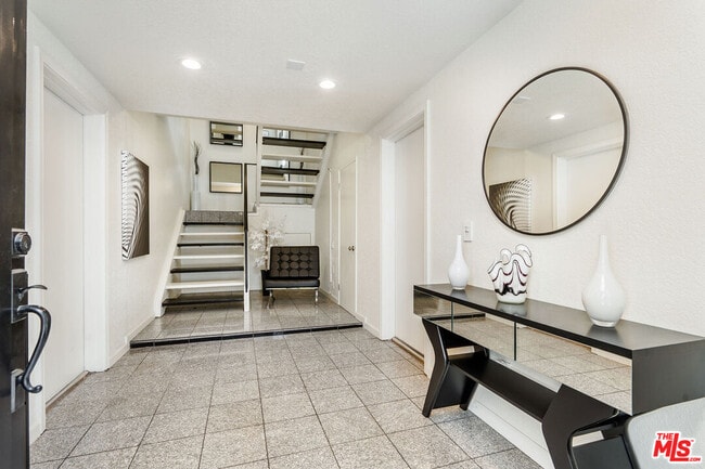 Building Photo - 2041 Roscomare Rd