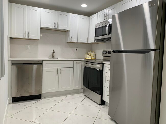 Building Photo - 107 Burgundy B