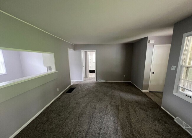 Building Photo - Freshly Updated 2-Bedroom Duplex with One-...