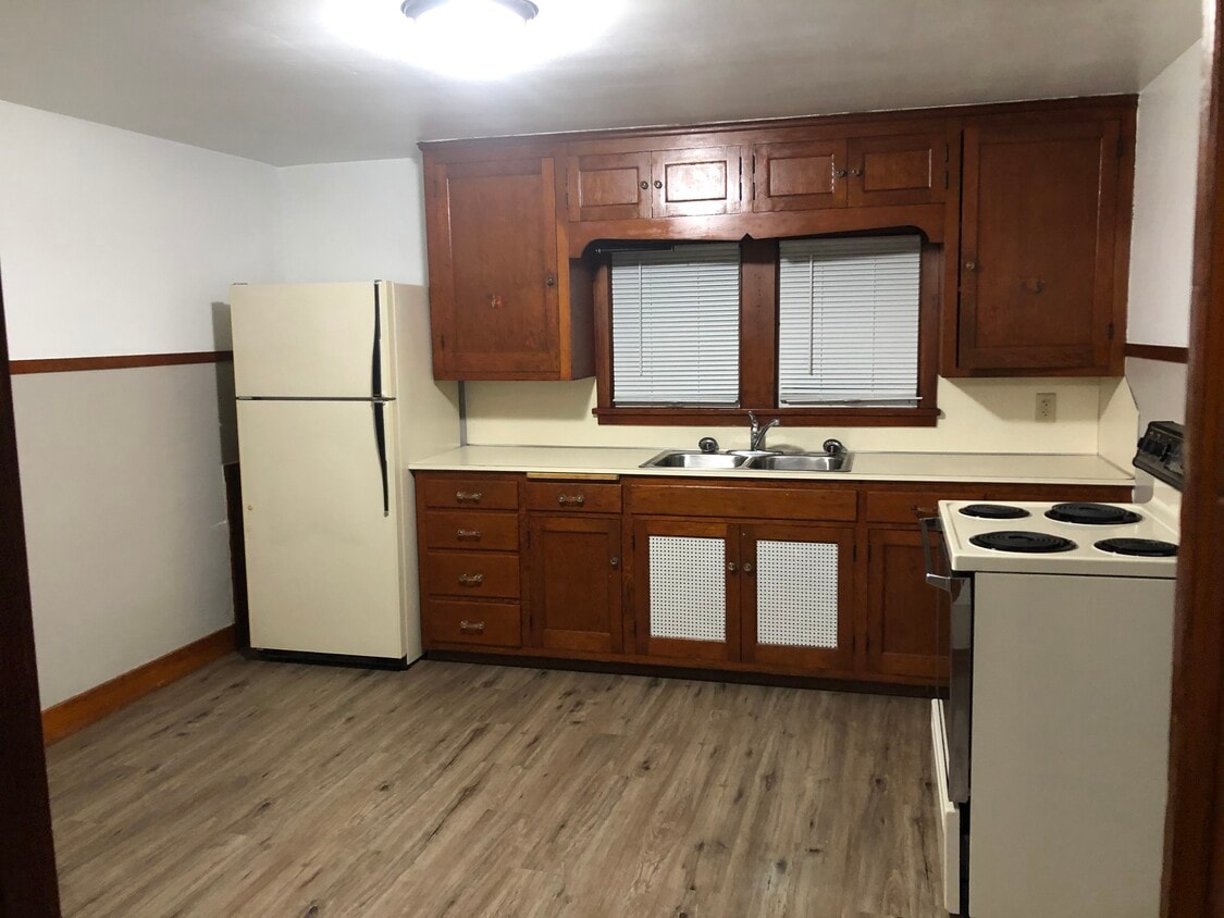 Kitchen - 323 W Wheeler Ave