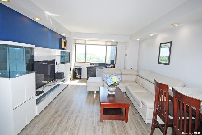 Foto del edificio - 26910 Grand Central Pkwy