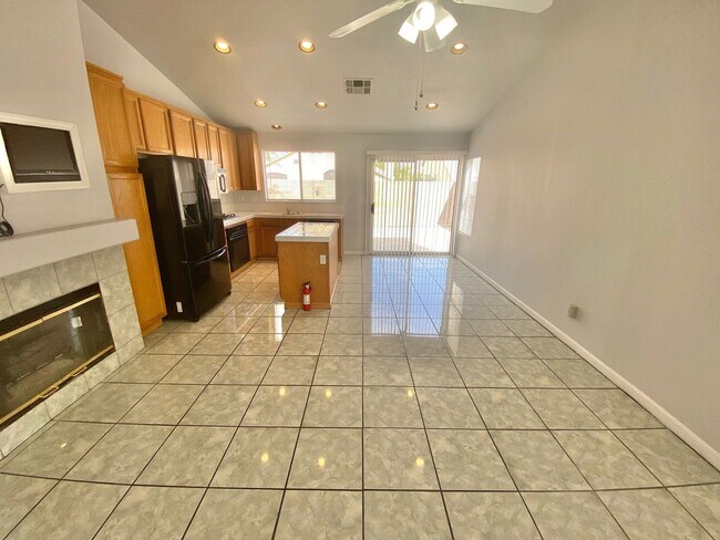 Building Photo - STUNNING 3 BEDROOM 2 BATHROOM SINGLE STORY...