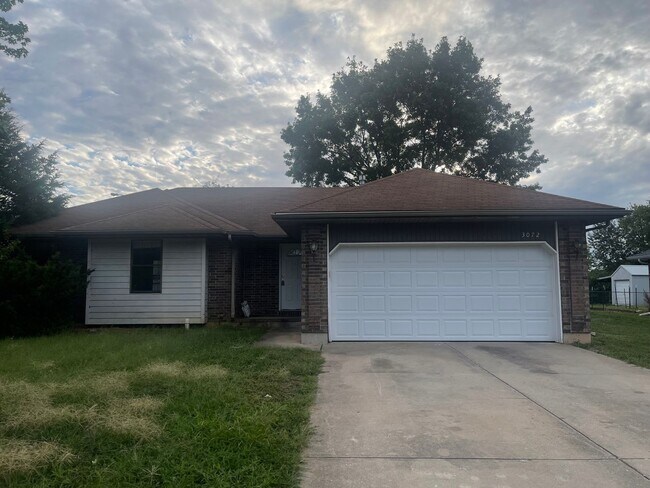 Building Photo - Beautiful 3 bedroom 2 bath in great location.