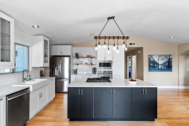 Building Photo - 23035 Sunset Ridge Dr