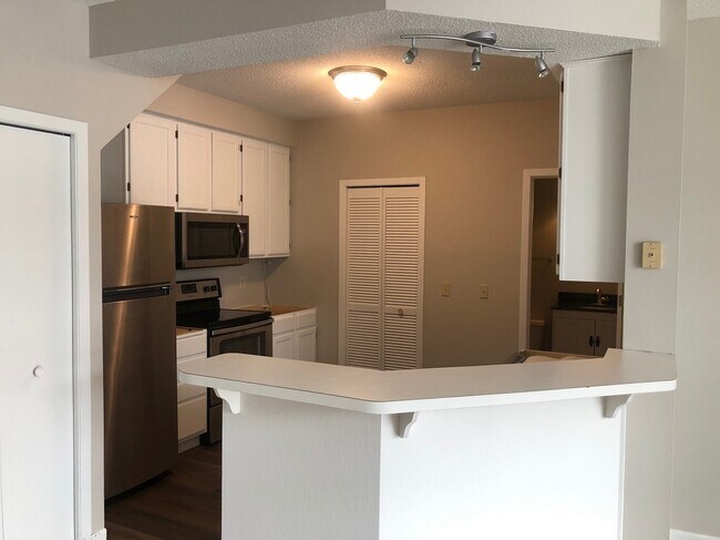 Building Photo - 15353 Greenhaven Ln