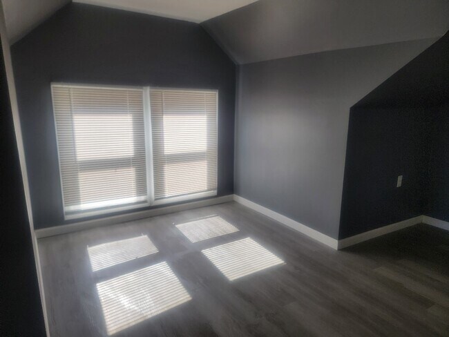 Building Photo - 129 Sergeant St