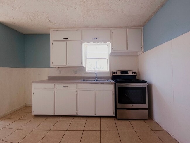 Building Photo - Cozy 2 Bedroom House Near Texas Tech