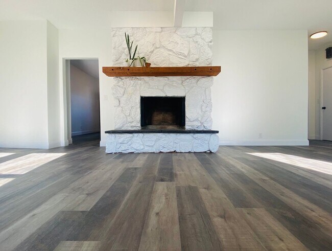 Foto del edificio - New Remodeled Downtown Home w/ detached carriage house, fenced back yard,