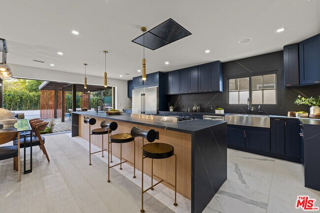 Foto del edificio - 23726 W Oxnard St