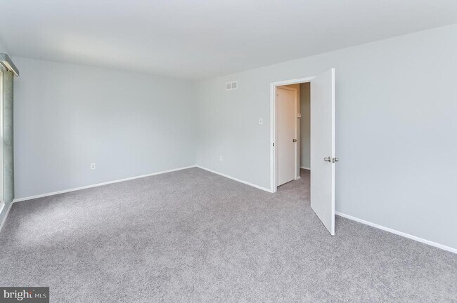 Building Photo - 28 Chelsea Cir