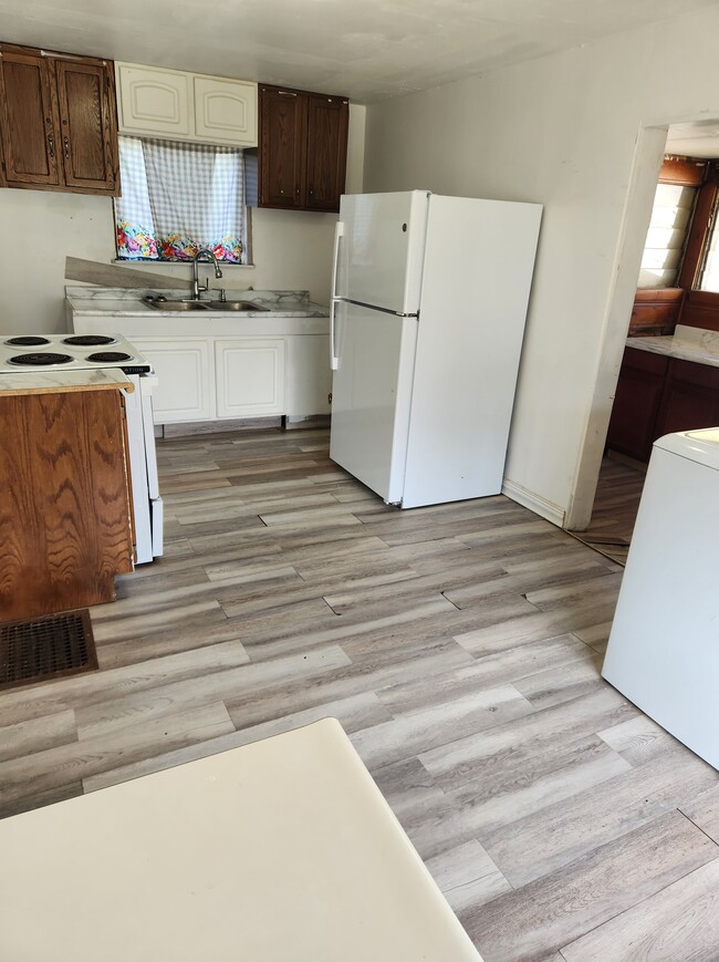 Building Photo - 208 E 8th St