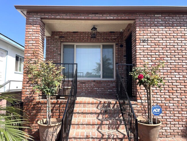 Foto del edificio - Charming 3-Bedroom Home with Modern Upgrad...