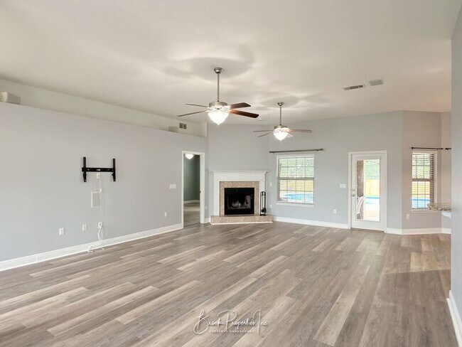 Foto del edificio - 6185 Autumn Pines Cir