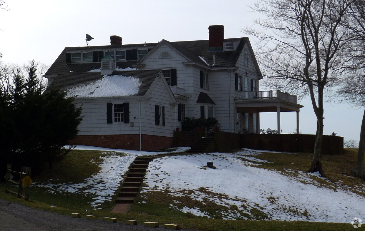 125 Private Rd, Southampton, NY 11968 Apartments in Southampton, NY