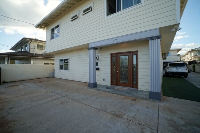 Building Photo - 816 18th Ave