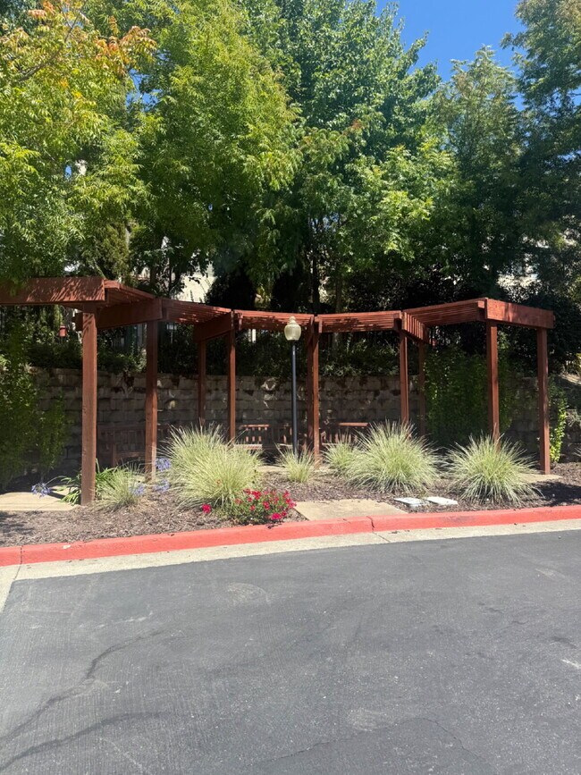 Building Photo - Charming 3 Bedroom 2.5 Bathroom Home in Pr...