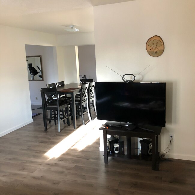 Ejemplo de sala de estar con vista al comedor. El alquiler no está amueblado. - 808 La Veta Dr NE