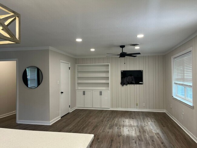 Foto del edificio - 375 Sherwood Forest Blvd