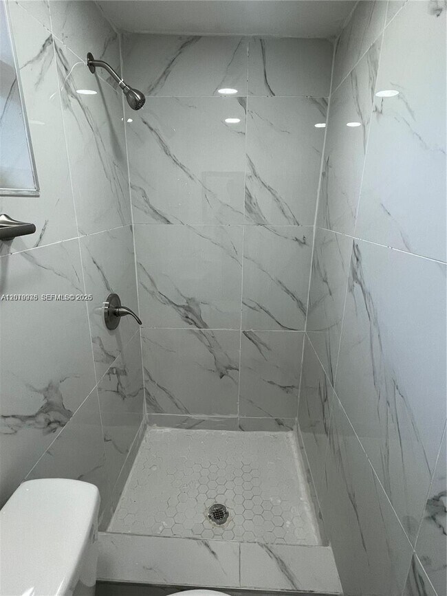 Foto del edificio - 760 NE 168th St