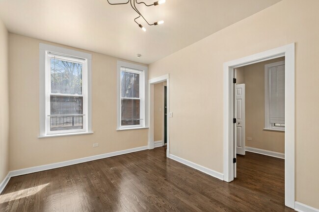Foto del edificio - 2144 N Bell Ave