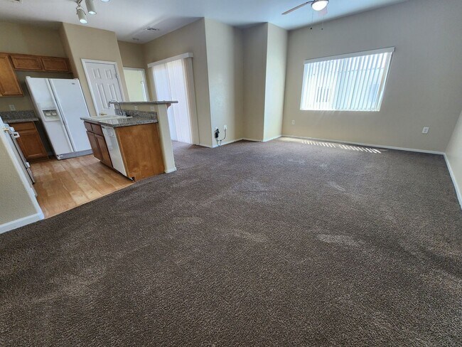 Building Photo - Beautiful 2 Bed 2 Bah Condo in Gated Commu...