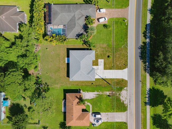 Building Photo - 574 NW Bayshore Blvd