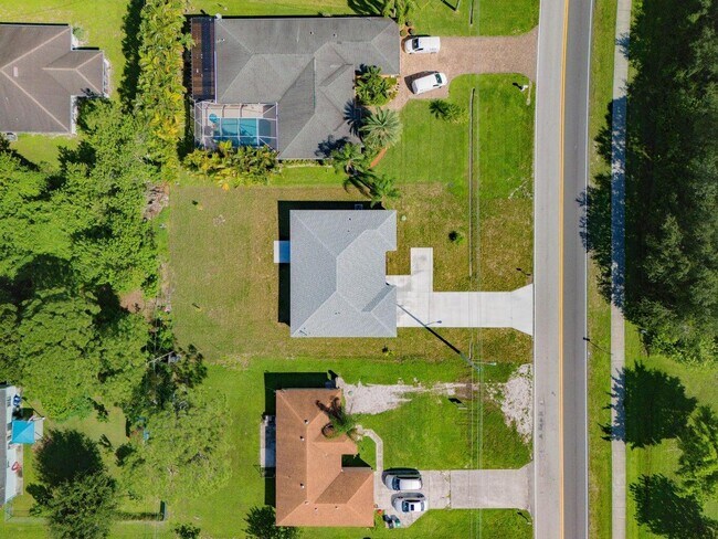 Foto del edificio - 574 NW Bayshore Blvd