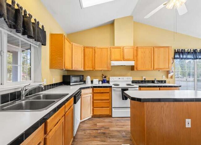 Foto del edificio - 16045 Big Meadow Dr