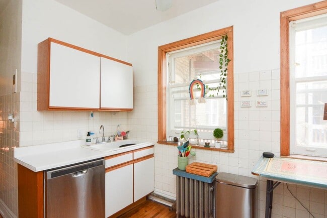 Building Photo - 1400 W Rosemont Ave