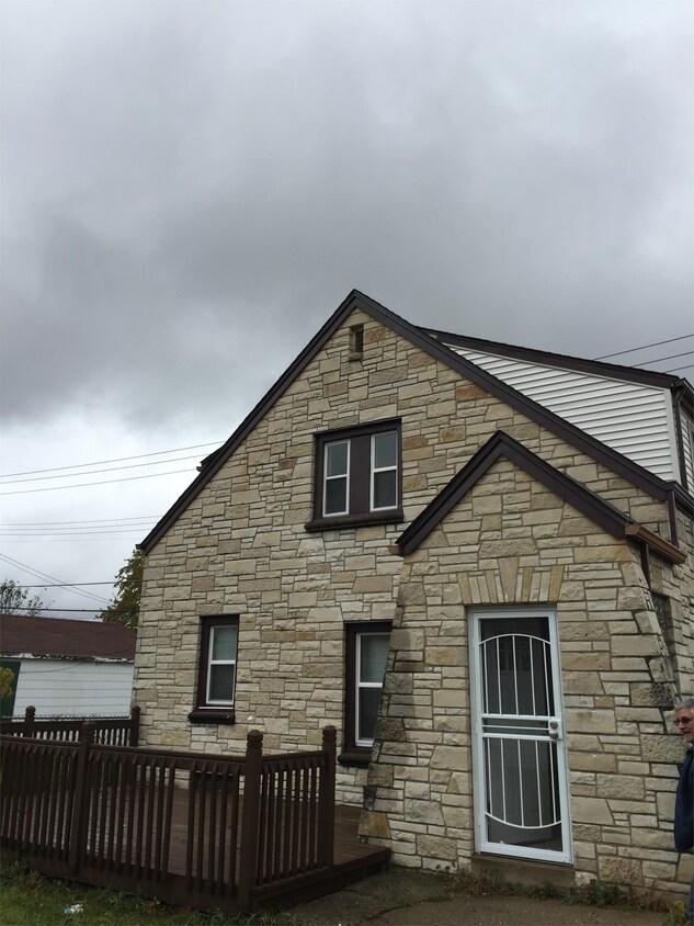 Primary Photo - 6118 W Medford Ave