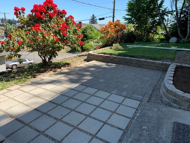 Building Photo - Furnished 1 Bedroom, 1 Bath including all ...