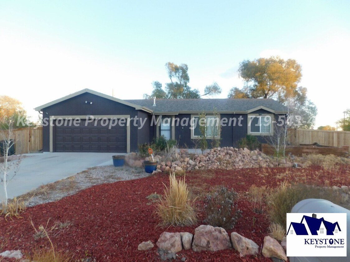 Primary Photo - Pueblo West Rancher with Beautiful Views! ...