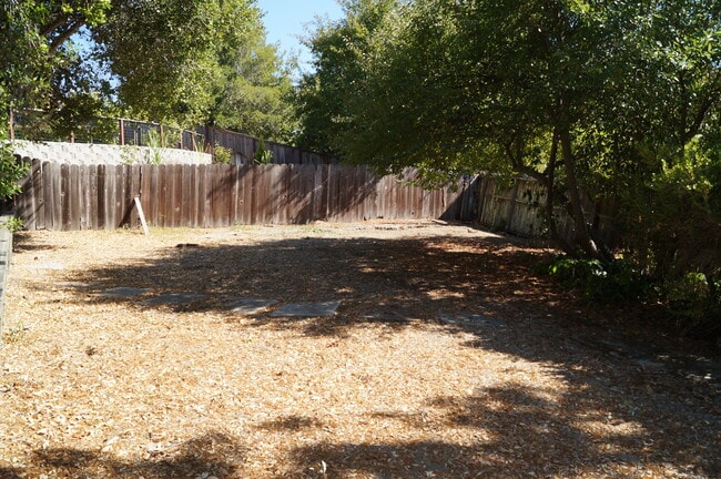 Building Photo - 1028 Sanders Dr