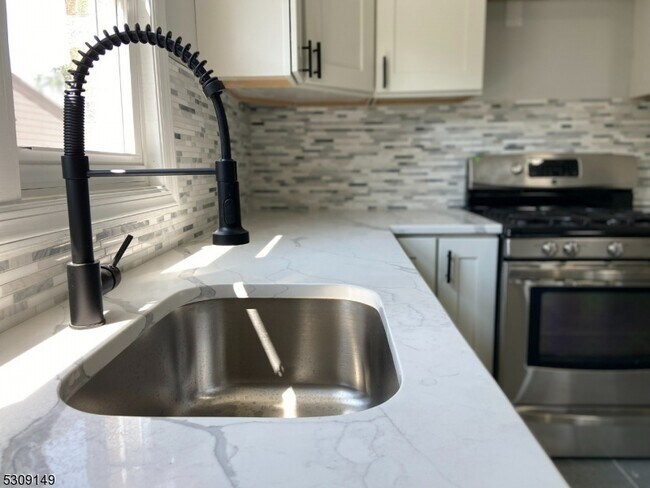 Foto del edificio - 905 Sanford Ave