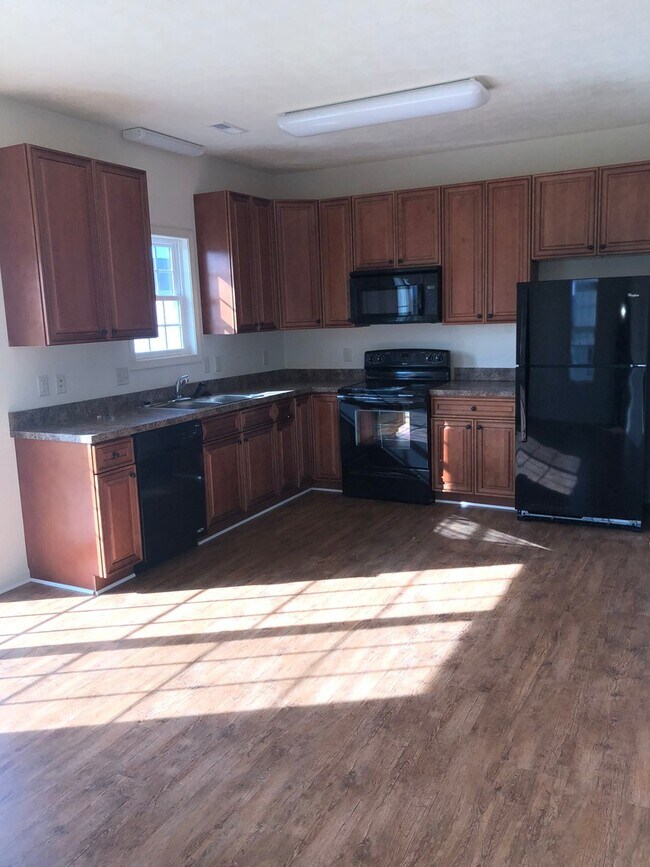 Building Photo - 3 Bedroom, 2.5 Bath Two Level Townhouse