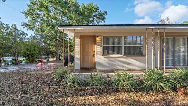 Foto del edificio - Charming 3BD/1BA Duplex Style Home in Clea...