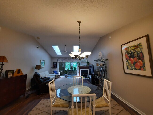 Nice airy great room - 4303 Wood Duck Way