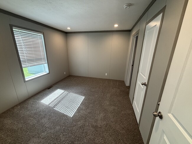 Building Photo - 352 Stratford Ct