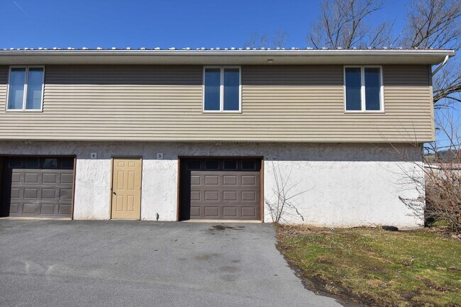 Building Photo - Two Bedroom Apartment in Jersey Shore with Many Amenities!