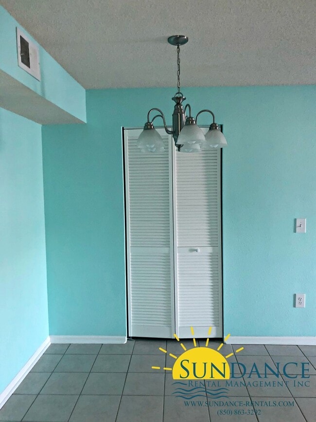 Building Photo - Convenient Destin Living with Community Am...