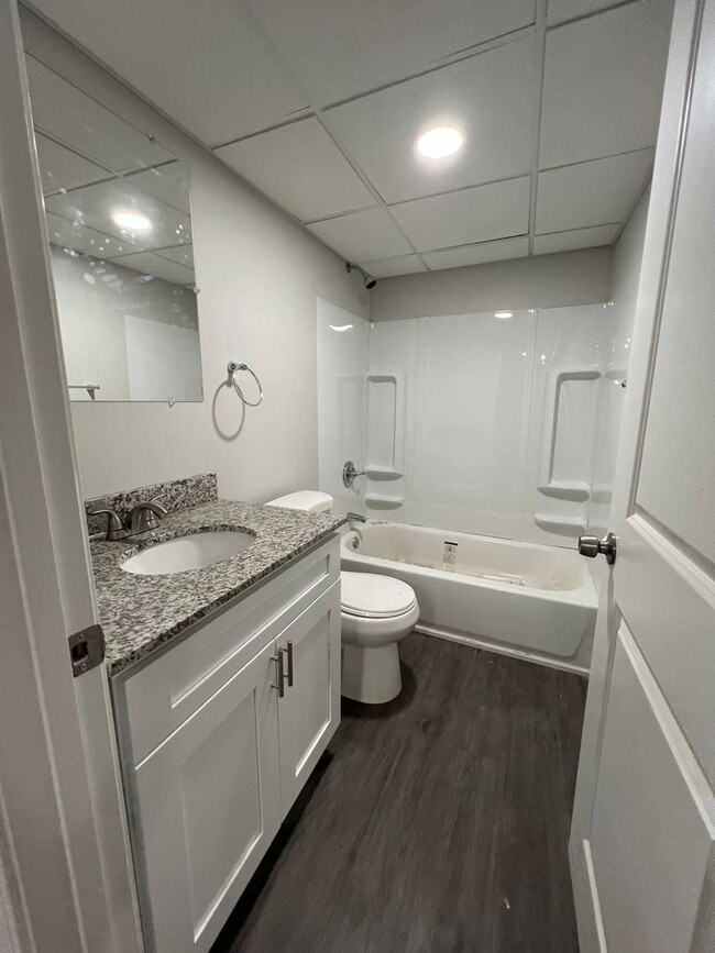 Building Photo - Cozy One Bedroom Apartment
