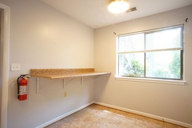Building Photo - 3 Bed/2 Bath Townhouse. On Bus Route to Campus. Parking.