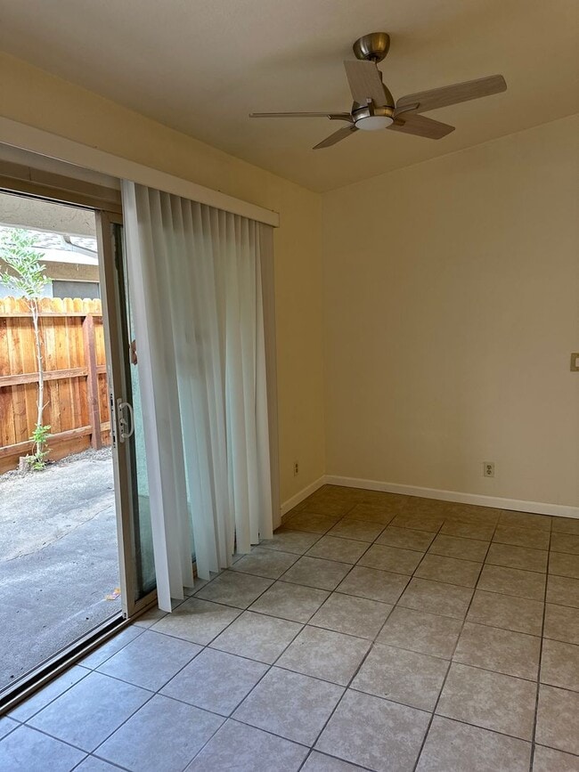 Foto del edificio - 5620 Brush Creek Dr
