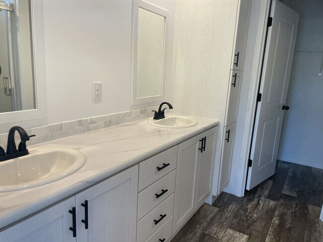 Foto del edificio - 5652 Blue Harbor Dr