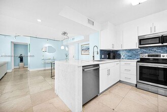 Building Photo - 1155 Brickell Bay Dr