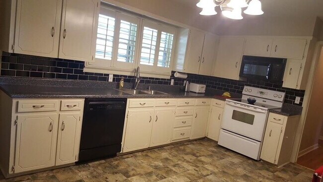 Building Photo - Your Oasis Awaits! Charming 3 Bed, 2 Bath ...