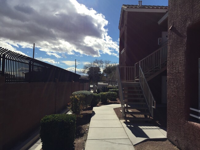 Foto del edificio - GATED POOL COMMUNITY NEAR AIR FORCE BASE!