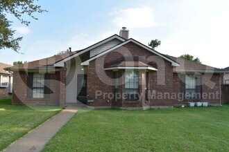 Building Photo - 2030 Lansdown Dr
