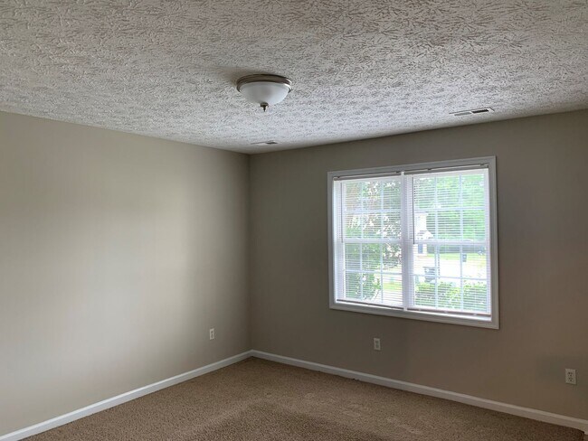 Building Photo - 448 Three Creeks Ct