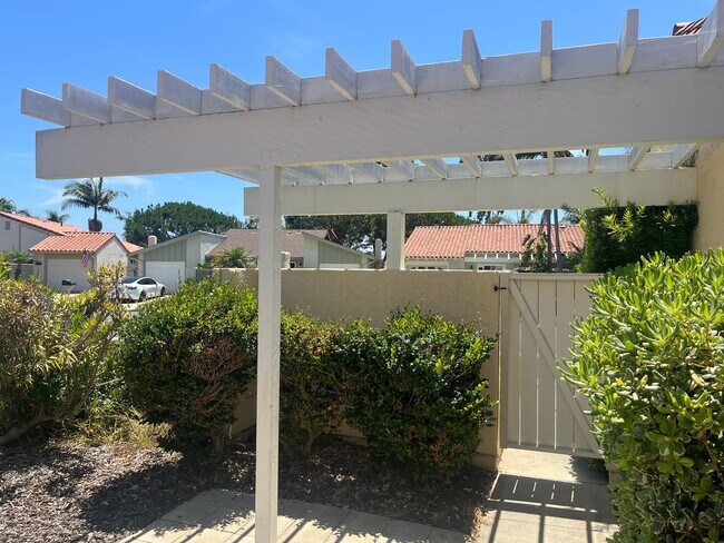 Foto del edificio - 2+bd/1ba Single Story Duplex Minutes Drive...